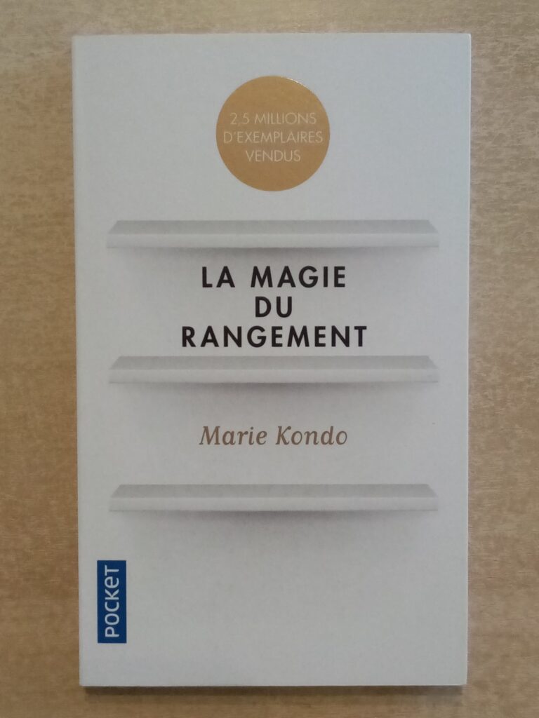 bibliothèque inspirante et minimaliste au bonheur du tri Kondo