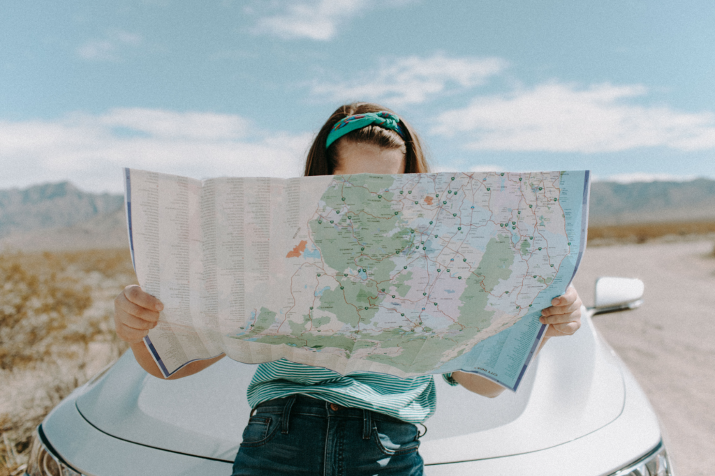 Parmi les objets à désencombrer : les cartes routières